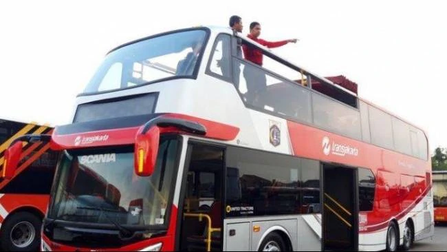 Naik Bus Tingkat Atap Terbuka Susuri Malam Jakarta