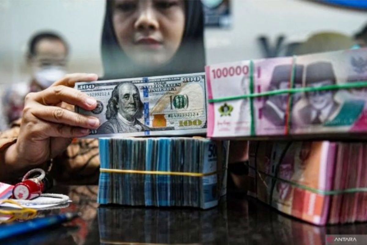 Pelemahan Rupiah Diprediksi Tekan IHSG Hari Ini